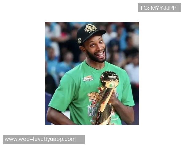 弗格正式加盟上海队新赛季与张镇麟携手再战篮球赛场